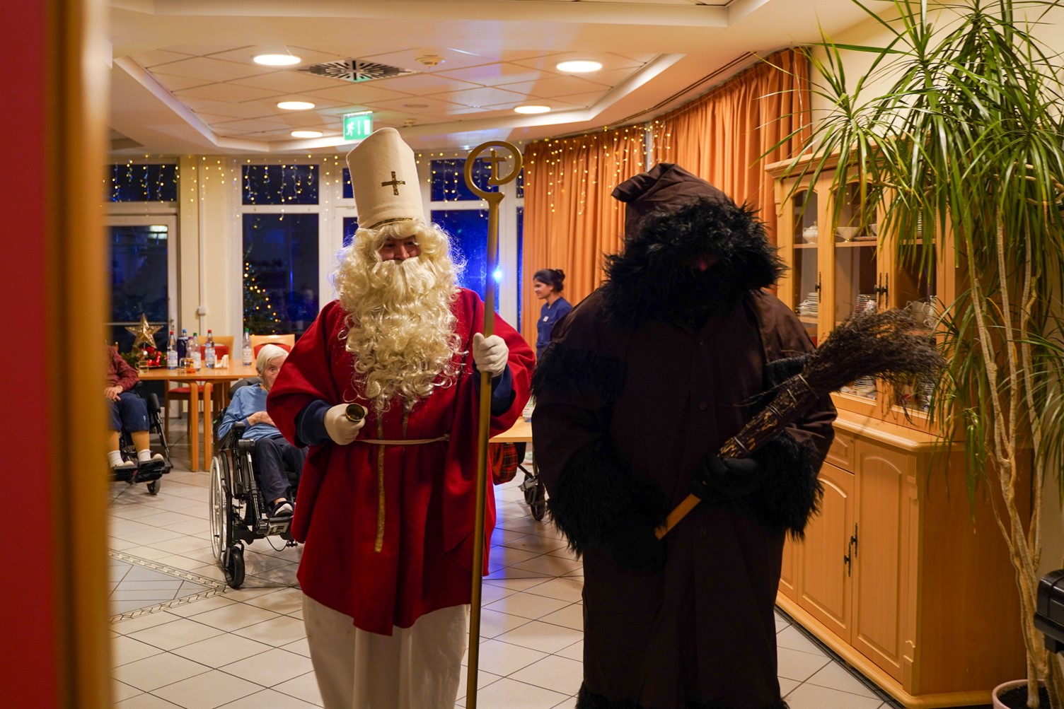 Nikolaus%20und%20Knechtruprecht%20im%20Altersheim